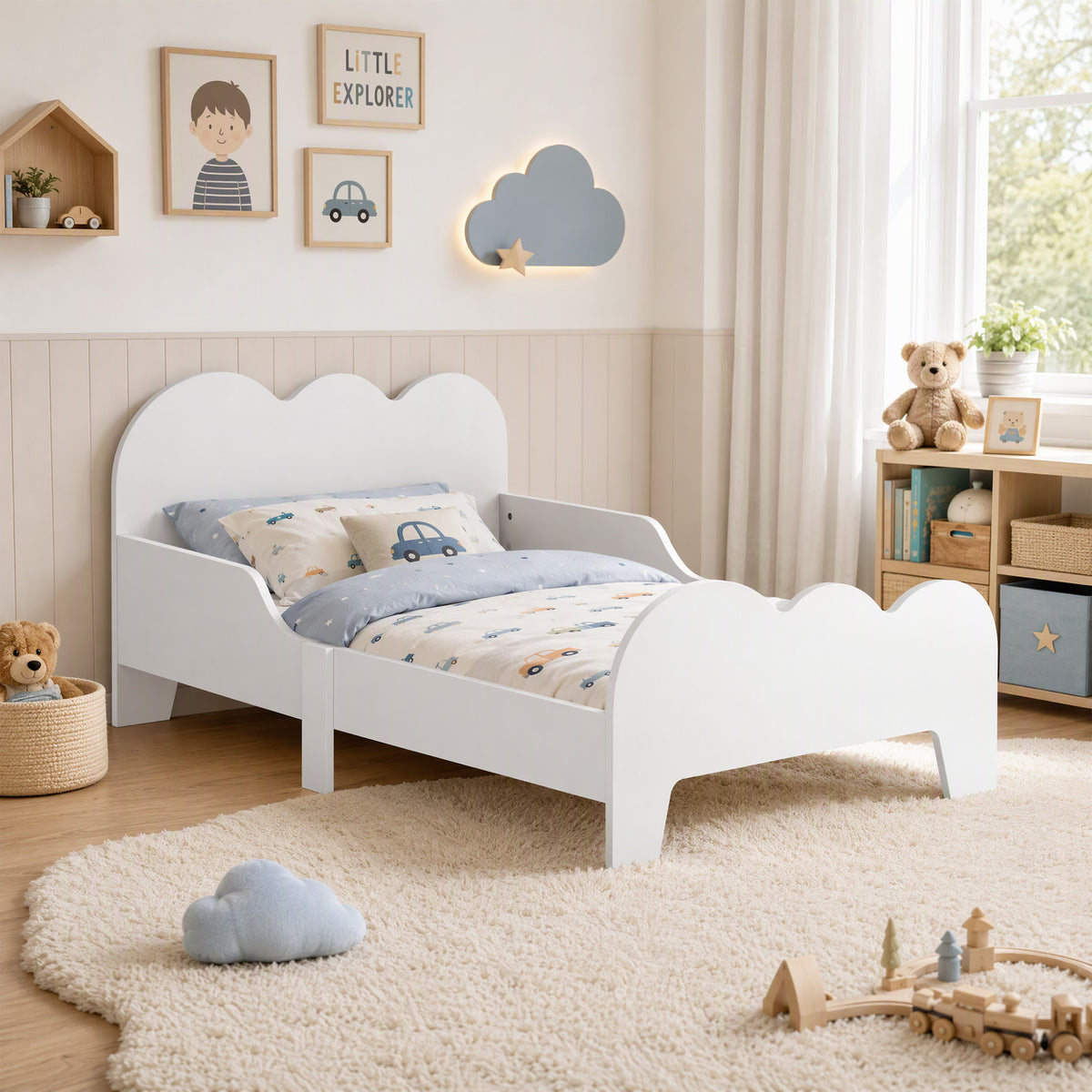Lit enfant lit au sol enfant 70x140 cm avec barrière de sécurité, sommier à lattes inclus et décorations de nuage, blanc